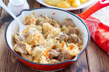 Sauerkraut stew with meat