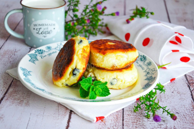 Cottage cheese cheesecakes with raisins in a frying pan