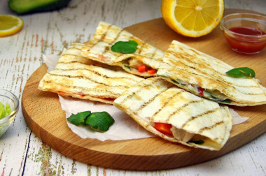 Quesadilla with chicken and cheese at home