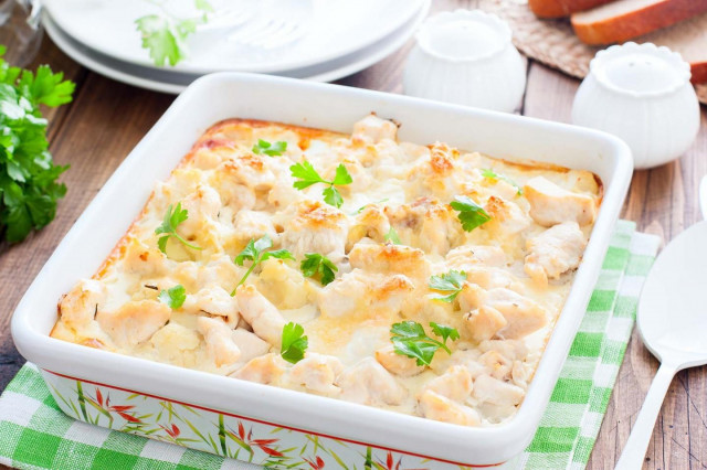 Chicken with cauliflower in the oven