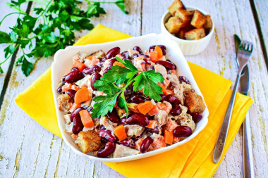 Salad with smoked chicken and canned beans