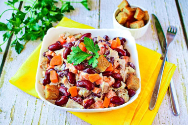 Salad with smoked chicken and canned beans