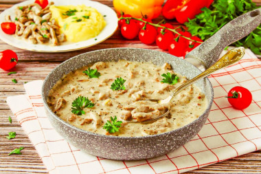 Beef stroganoff with sour cream