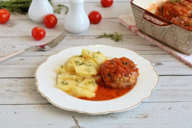 Minced meat balls with gravy in the oven