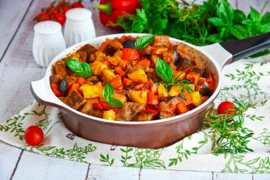 Vegetable stew with beef and potatoes