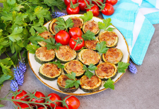 Zucchini with minced meat in a frying pan