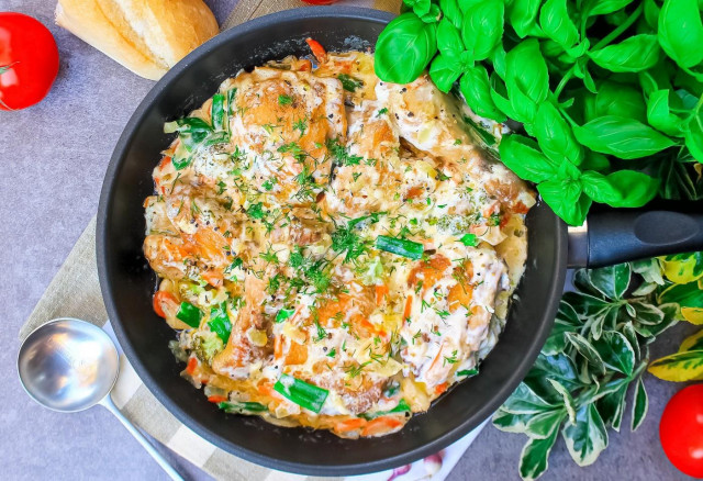 Chicken in sour cream in a frying pan