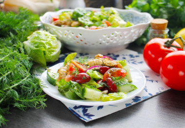 Salad with chicken breast and canned beans