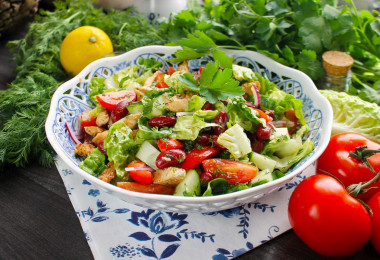 Salad with chicken breast and canned beans