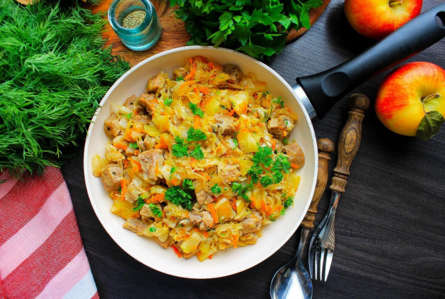 Stewed meat with cabbage and apples