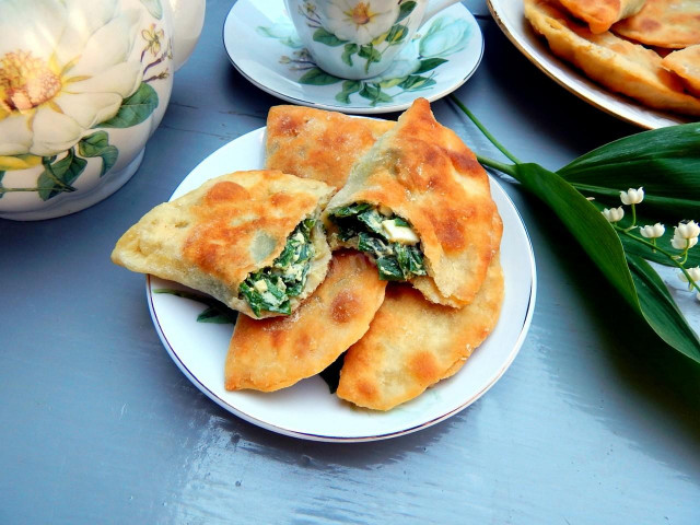 Pies with egg on kefir in a frying pan