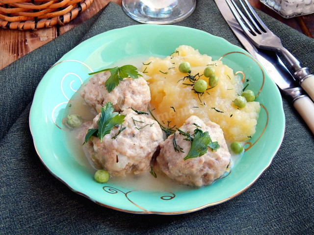 Meatballs in cream sauce