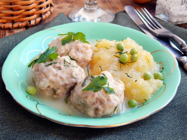 Meatballs in cream sauce