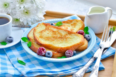 Sweet croutons from a loaf with an egg in a frying pan