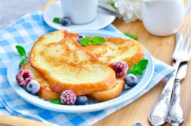 Sweet croutons from a loaf with an egg in a frying pan