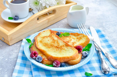 Sweet croutons from a loaf with an egg in a frying pan