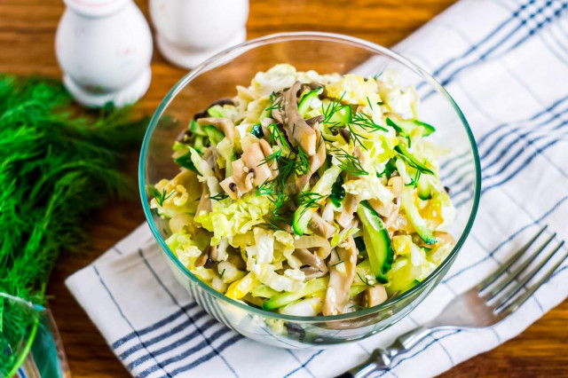 Salad with oyster mushrooms