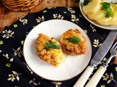 Delicious chicken pieces in a frying pan