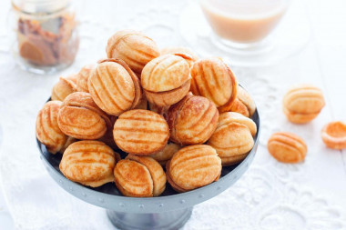 Peanuts in a Soviet hazel tree