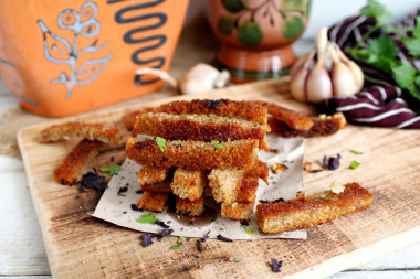 Bread and garlic croutons for beer