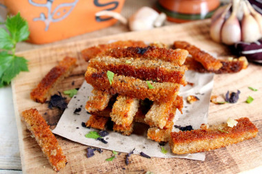 Bread and garlic croutons for beer