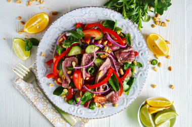 Warm Thai salad with beef and bell pepper