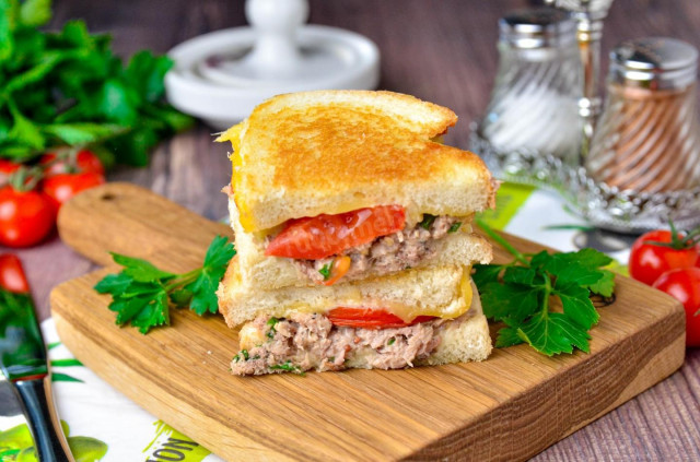 Tuna sandwiches with cheese