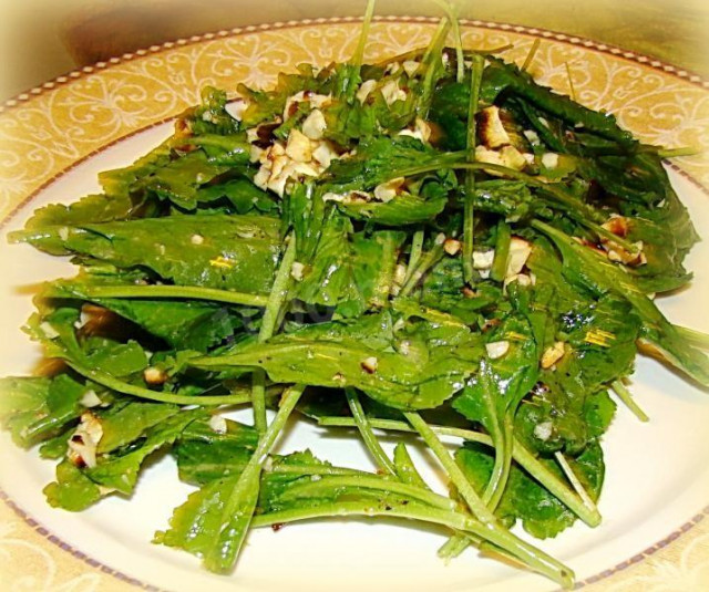 Arugula salad with mustard and walnuts