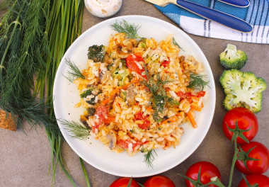 Rice in sour cream with vegetables