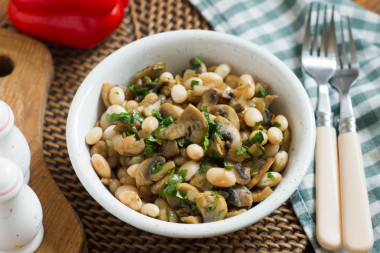 Lean salad with mushrooms and beans