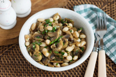 Lean salad with mushrooms and beans