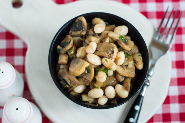 Lean salad with mushrooms and beans