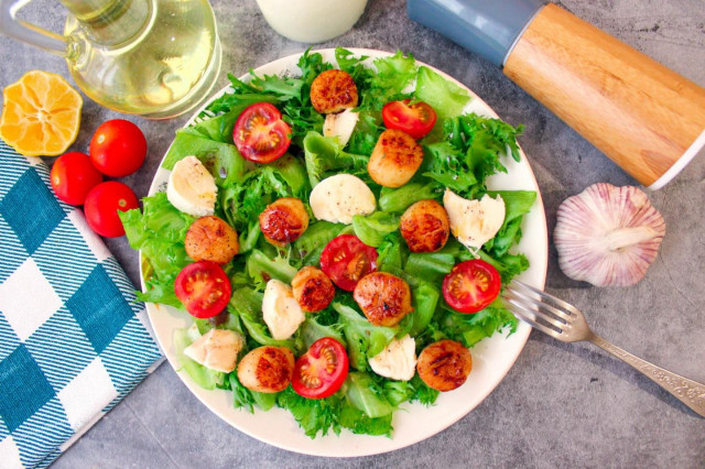 Salad with scallops