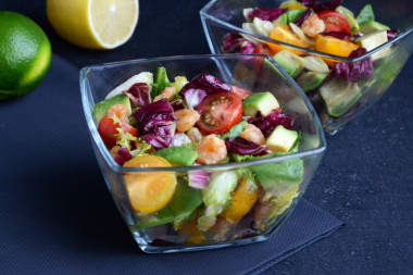 Salad with shrimp and cherry tomatoes