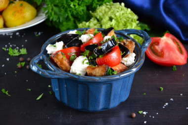 Warm salad with eggplant tomatoes and cheese