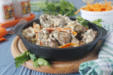 Chicken liver in sour cream with carrots