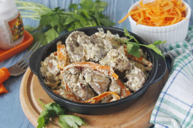 Chicken liver in sour cream with carrots