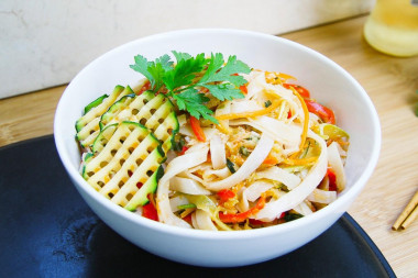 Rice noodles with vegetables