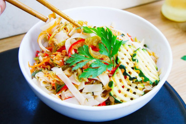 Rice noodles with vegetables