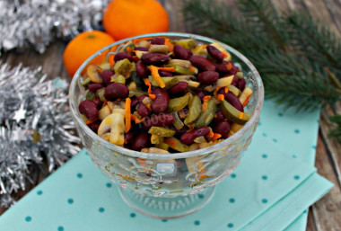 Salad with mushrooms and beans