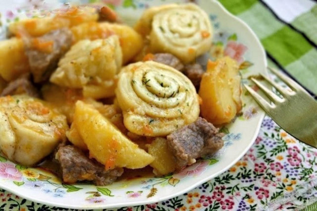 Noodle with meat and potatoes in Ukrainian