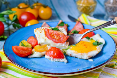 Fried eggs with tomatoes and sausage