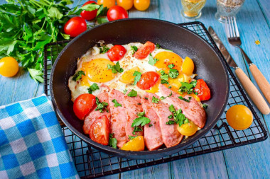 Fried eggs with tomatoes and sausage