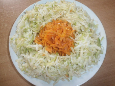 Green radish salad with carrots and pepper mixture