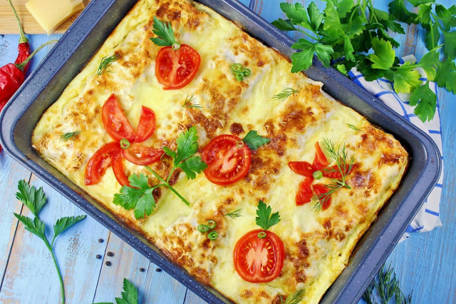 Lavash meat pie with minced meat and cheese in the oven