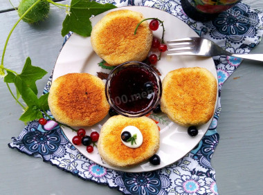 Cheesecakes in a frying pan without cottage cheese