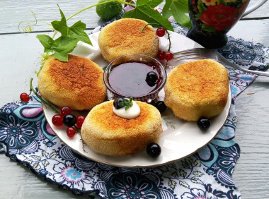 Cheesecakes in a frying pan without cottage cheese