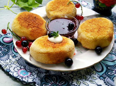 Cheesecakes in a frying pan without cottage cheese