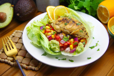 Mexican salad with chicken and bell pepper