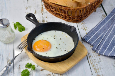 Fried eggs in the oven